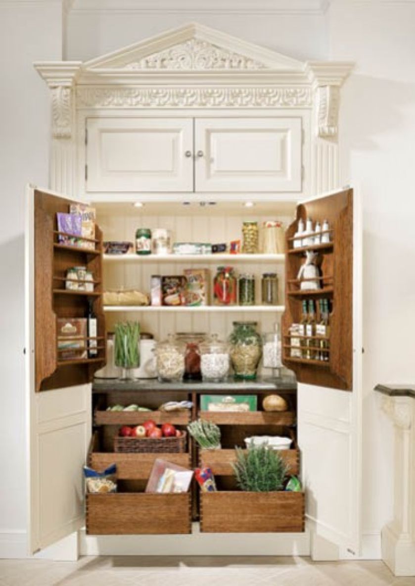 Wiktoriańska spiżarka z wysuwanymi szufladami, relingami i granitowym blatem. FABRYKA WNĘTRZ