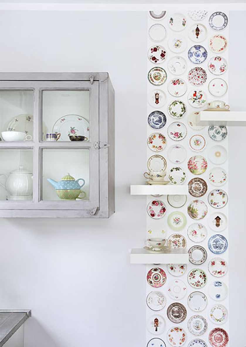 Zabawna tapeta w talerzyki. Holenderski styl w Warszawie