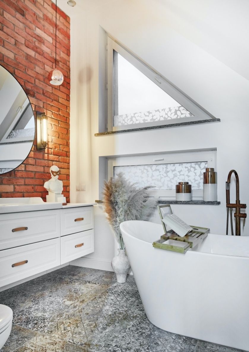 mała łazienka na poddaszu ze skosem