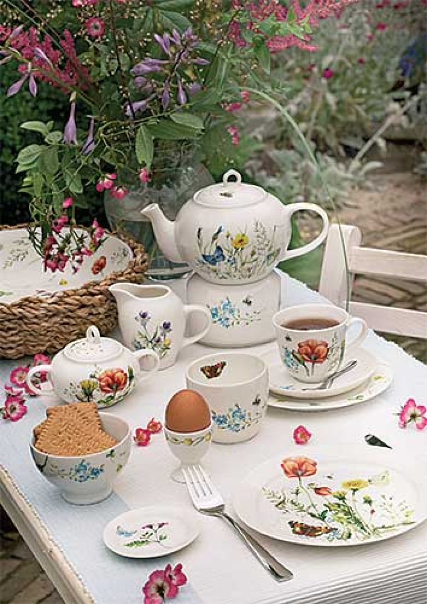 Filiżanka ze spodkiem kosztuje 20 zł, talerzyk śniadaniowy - 16 zł, kieliszek na jajko - 8 zł, a pękaty