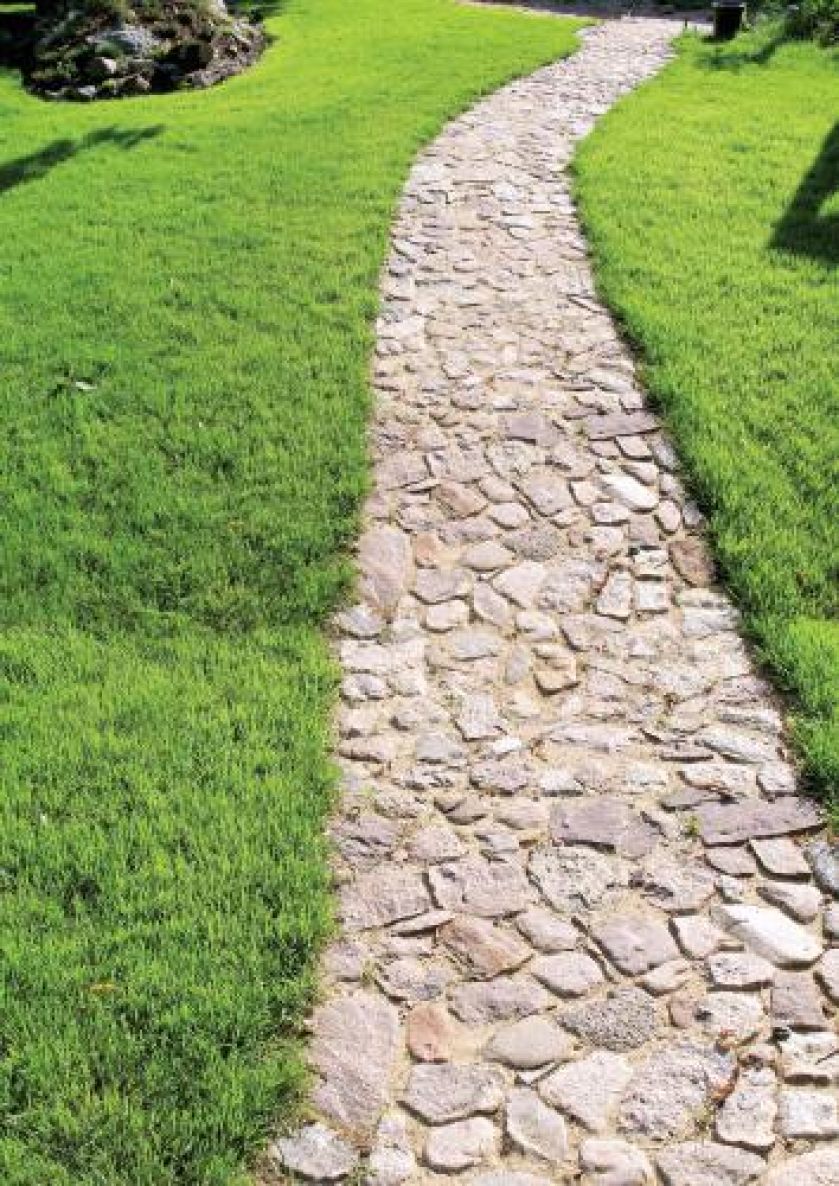 Łupany kamień polny ułożono na żwirze. KONGO OGRODY