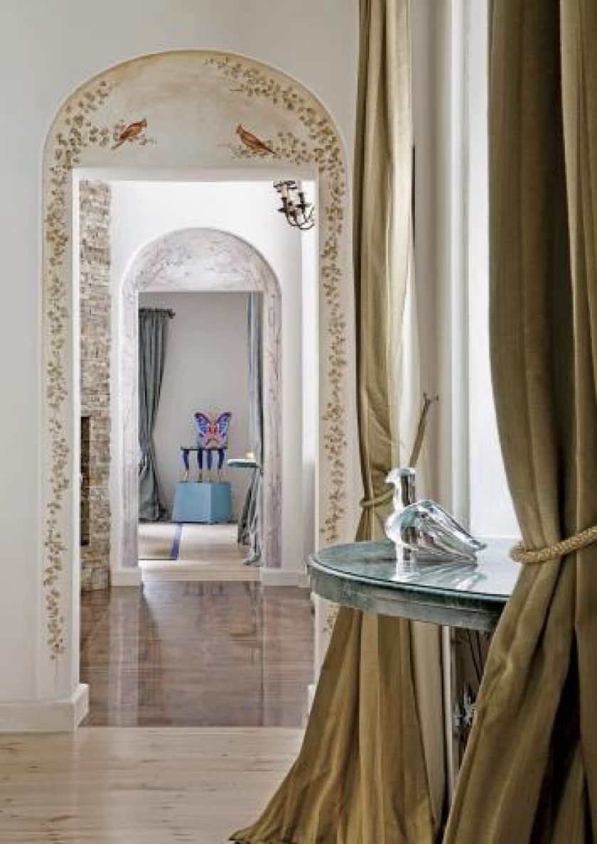 Zdobione krzesło. W ogrodzie sztuki