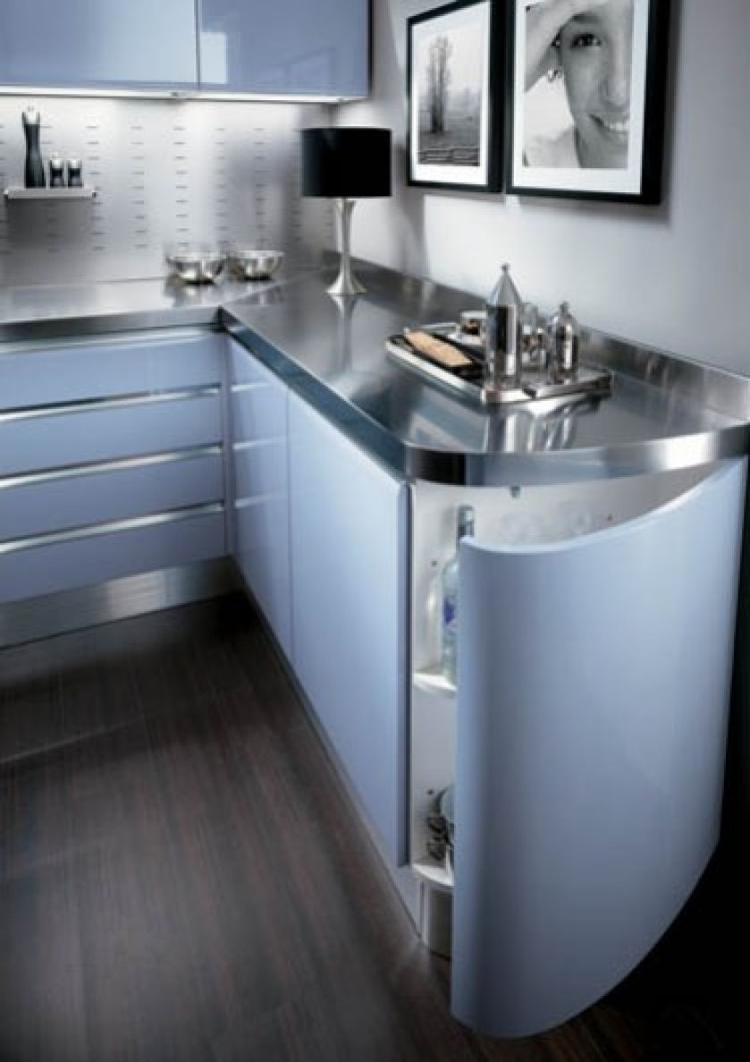 Każde miejsce można dobrze wykorzystać - w boku szafki Tess ukryto podręczny barek. SCAVOLLINI