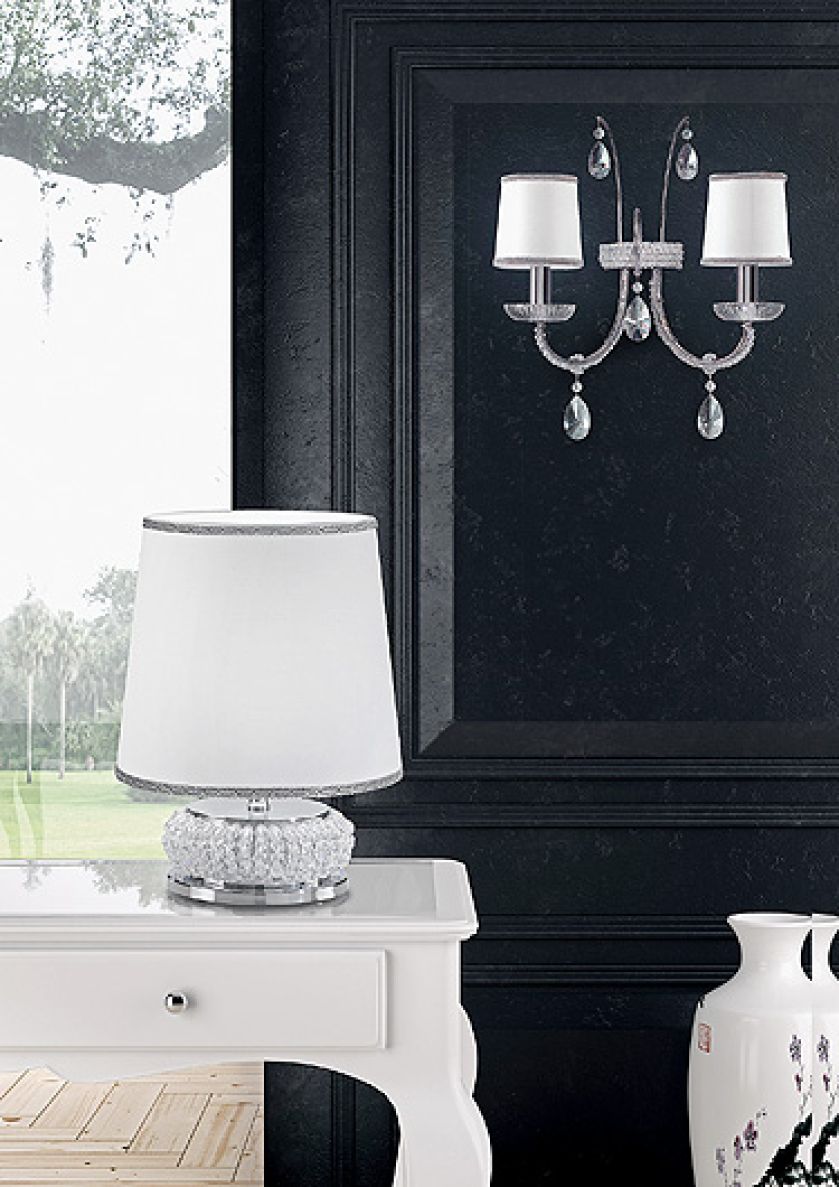 Kinkiet (1799 zł) i lampa biurkowa (1569 zł) zrobione z kryształu Swarovski lub Asfour, Masiero