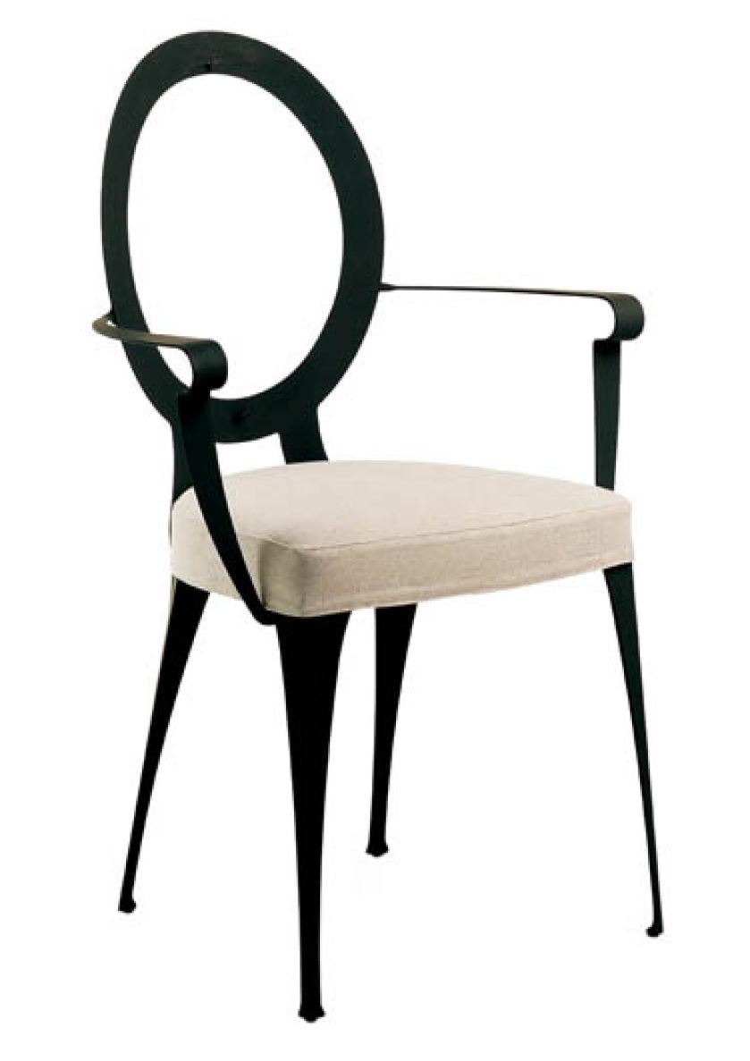 Może być bez podłokietników i z tapicerowanym oparciem. Stelaż w pięciu kolorach. Za Miss od Contori zapłacimy 489 euro.