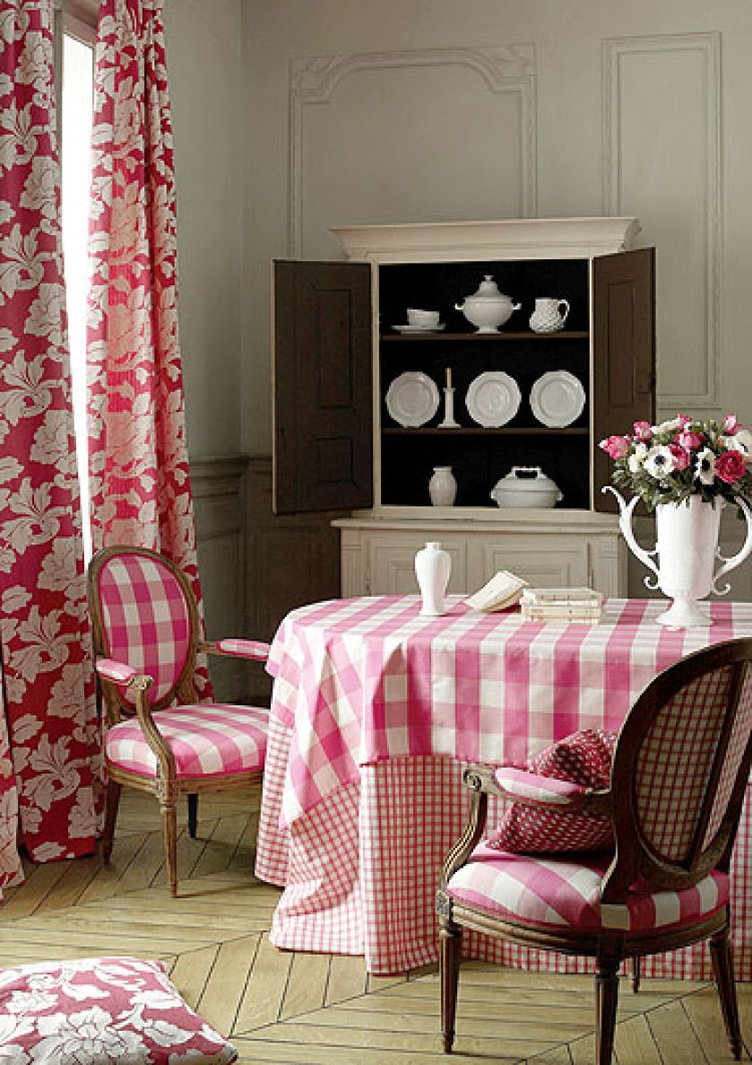 Nowość marki Manuel Canovas: zasłony Solange (794 zł/m, obicia krzeseł Octave (375 zł/m). IMPRESJE HOME COLLECTION
