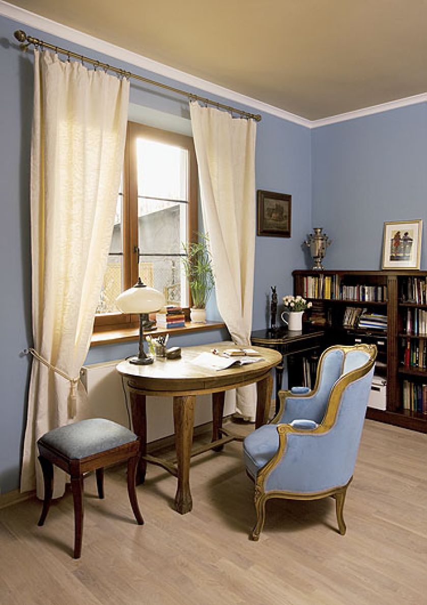 W ciekawym niebieskim kolorze. Dom z pamiątkami