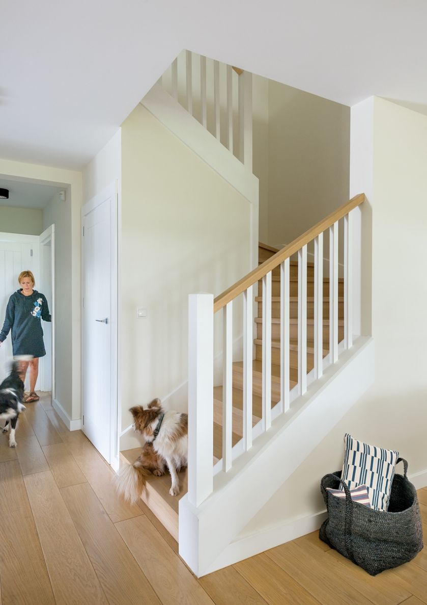 biały hol przedpokój z drewnem