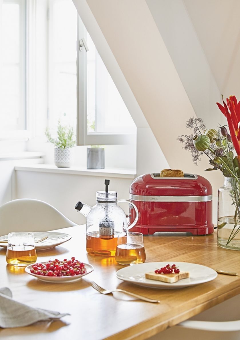 szklany dzbanek z zaparzaczem