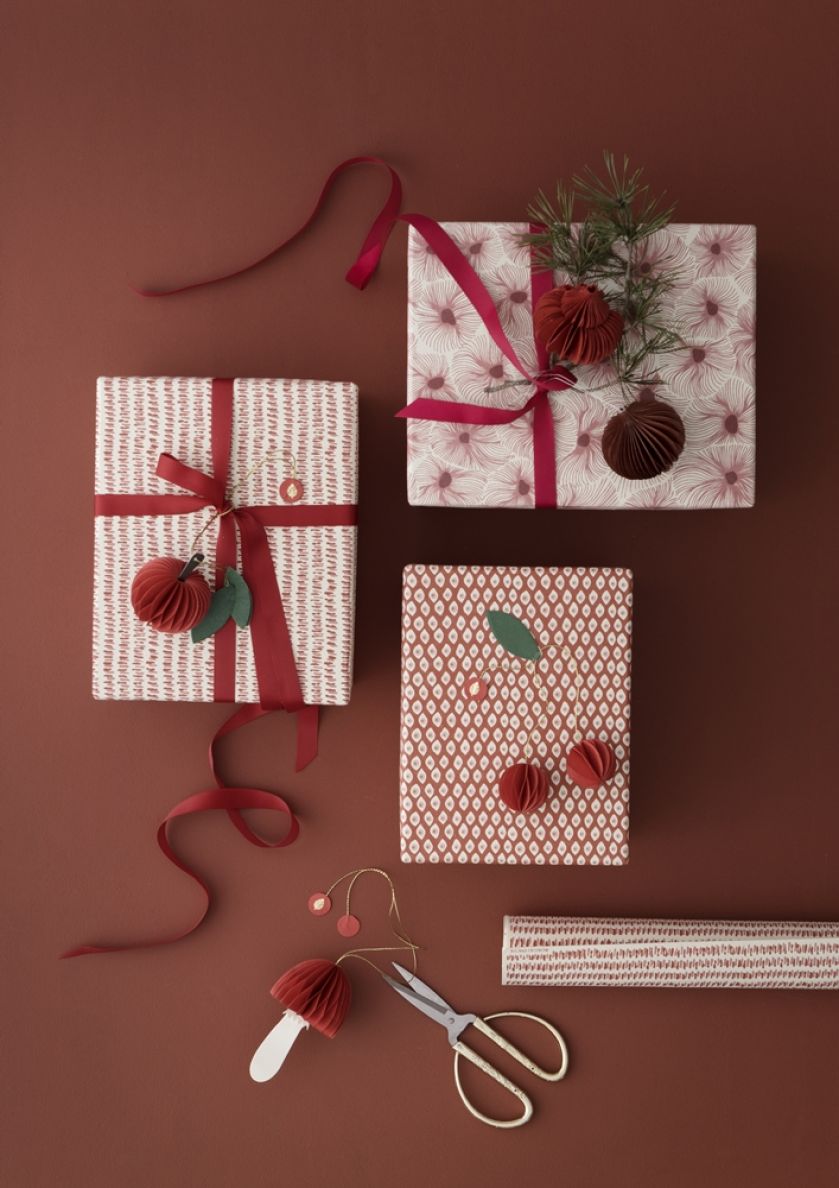 Jak zapakować prezent? Klasycznie, w kolorowy papier ozdobny.