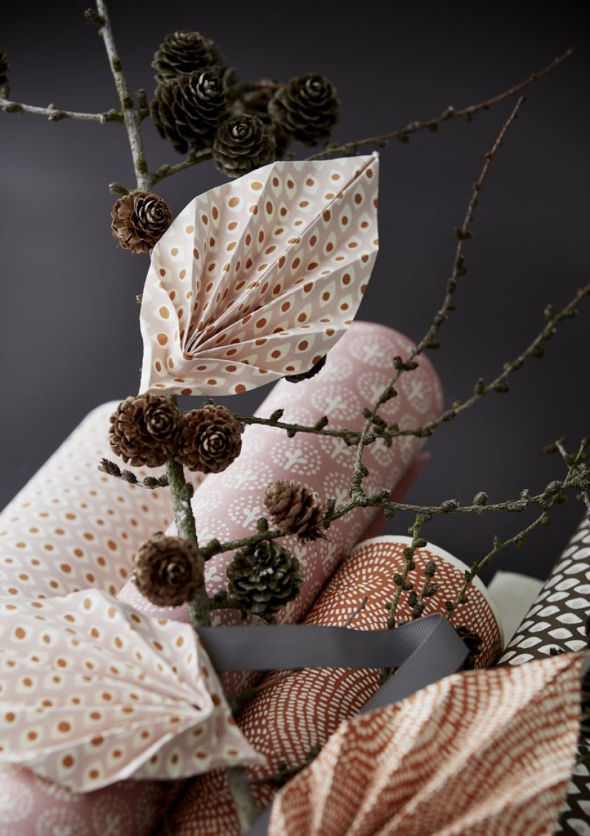 Podłużne prezenty zawiń w papierowe tutki.