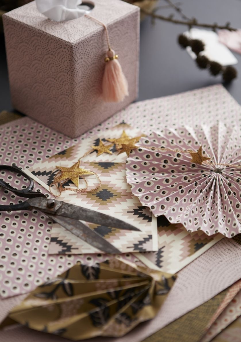 Z kolorowego papieru lub ozdobnych serwetek możesz zrobić dekoracyjne rozetki.