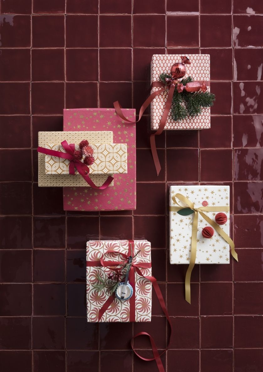 Jak zapakować prezent? Klasycznie, w kolorowy papier ozdobny.