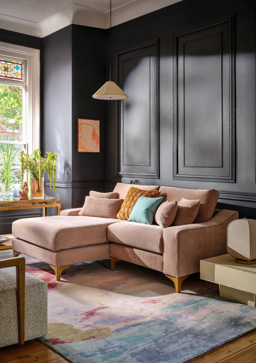 ciemne kolory w salonie