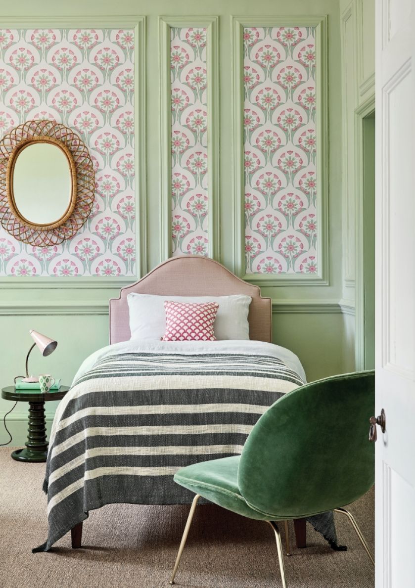 lamperia z tapety w sypialni