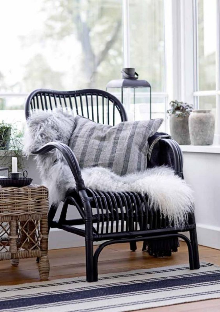 Dzięki dodatkom w postaci przytulnych pledów, poduszek o miękkich, puszystych fakturach czy futerkowym dywanikom nadamy