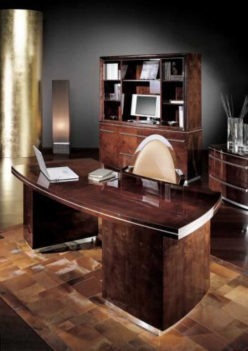 Lakierowane biurko z drewna sykomory. Cena – 17 950 zł. PATT MEBEL