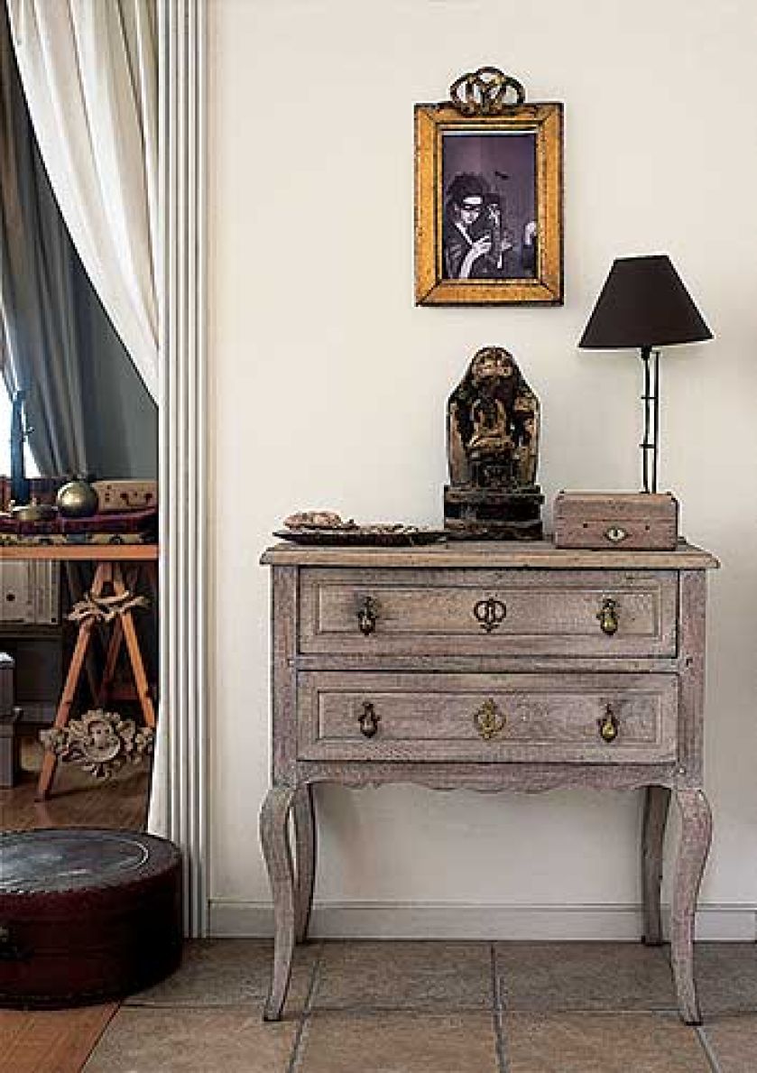 Na małej komodzie znalazło się miejsce na dekoracyjne drobiazgi.