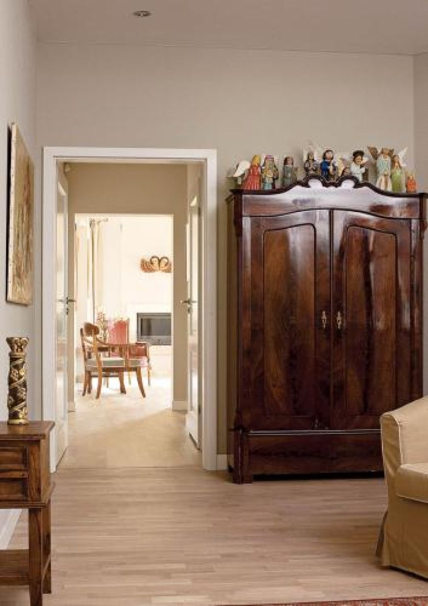 Na szafie kolekcja aniołów. Dom gościnny