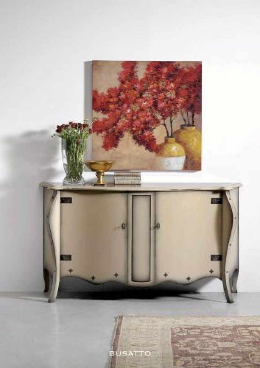 Ręcznie malowana komoda firmy Busatto jest zrobiona z drewna czereśni. RAD MAT