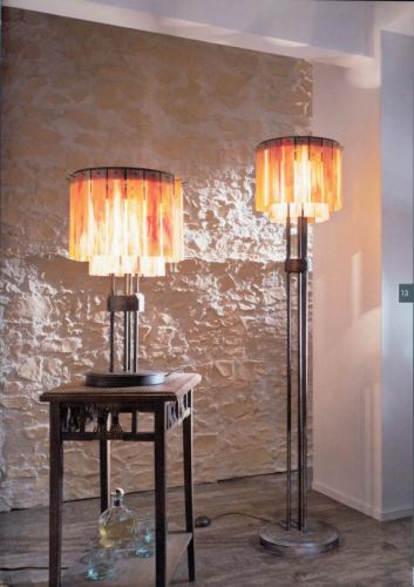 Szklane klosze i lekko spatynowane podstawy – tak wyglądają lampy firmy KRYSZTAŁ