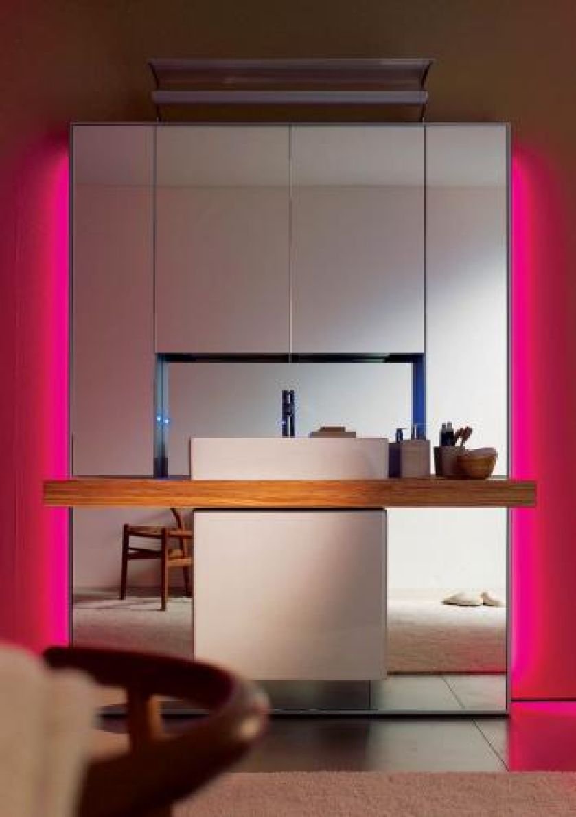 Umywalka nablatowa projektu Philippe a Starcka. Kosztuje 449 euro, a lustrzana ściana Mirrorwall od 6142 euro. DURAVIT