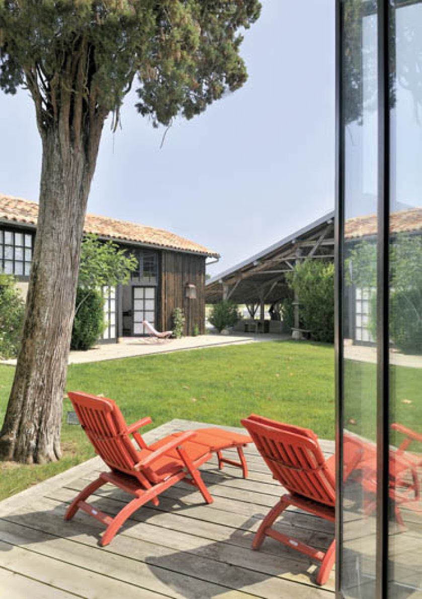 Sara pozwoliła sobie na ekstrawagancję: leżaki na tarasie pomalowała na czerwono.