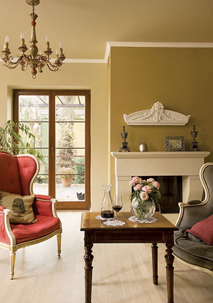 Stary gzyms idealnie do kominka, który został zrobiony z piaskowca na wzór XVIII-wiecznych kominków z francuskich pałaców.