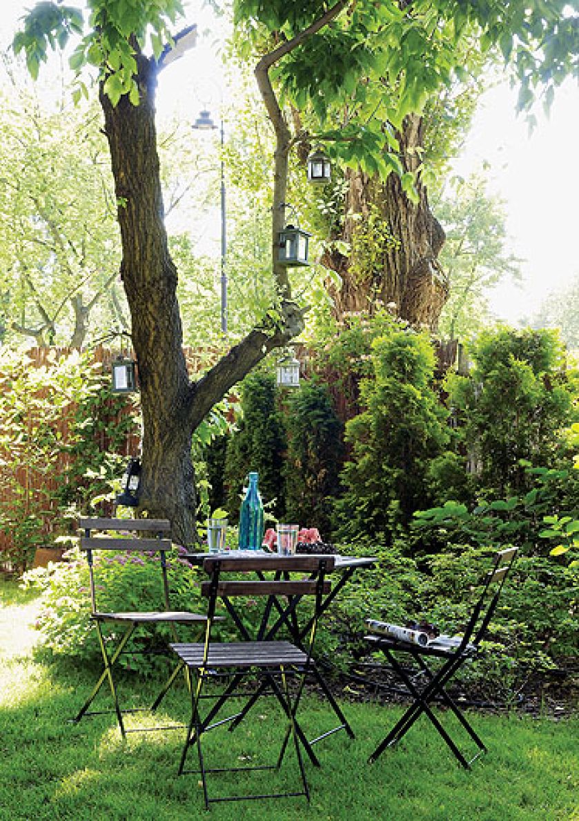 W lecie mieszkanie zmienia się w letnisko. 80 metrów powiększa się o ogród mierzący aż 350 metrów.