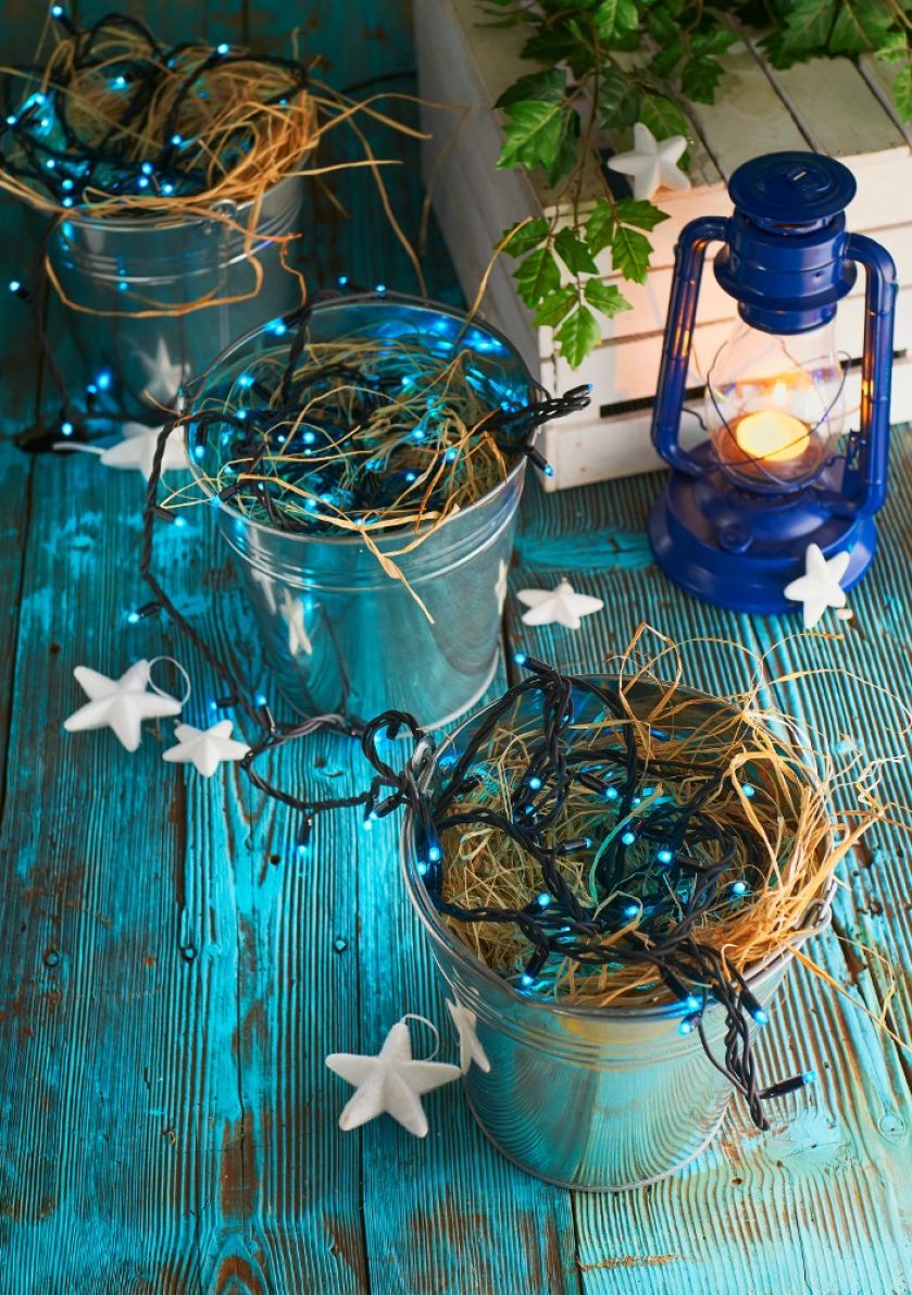 Tradycje związane z dekorowaniem domu światełkami towarzyszą nam od wieków – dawniej używano świec, dziś