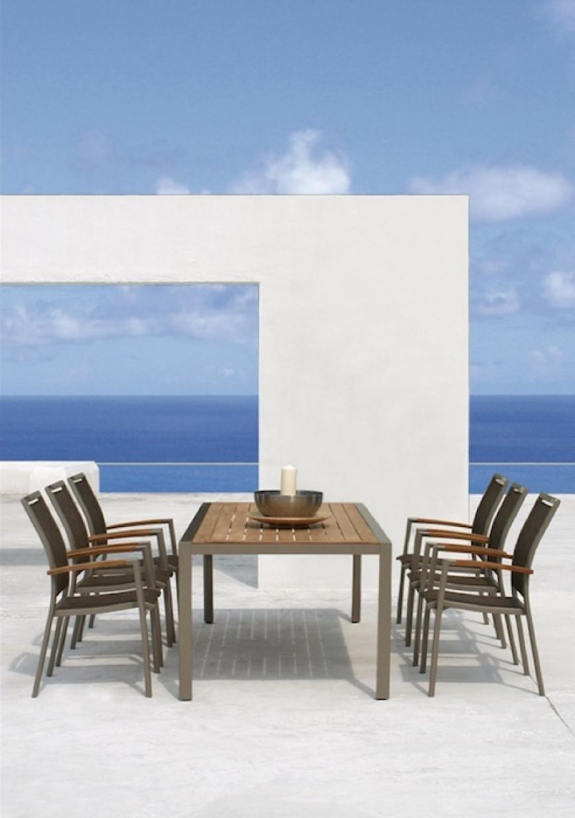 Na tarasie lub w ogrodzie można urządzić i salon, i jadalnię. Myli się ten, kto myśli, że będzie mniej wygodnie niż w domu.