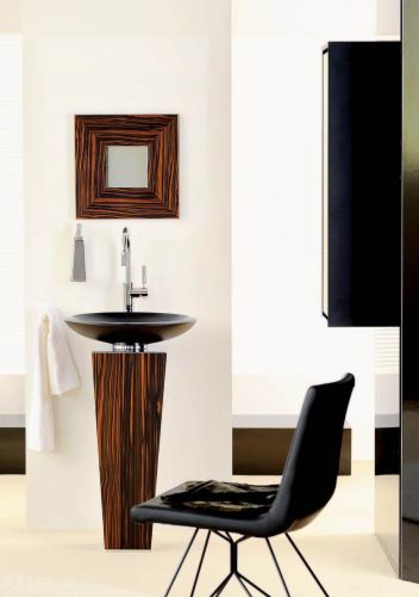 Ceramiczna umywalka Oval z kolekcji Concert. Wymiary: 62 x 41 x 11 cm. Do wyboru czarny welwet (2684 zł)