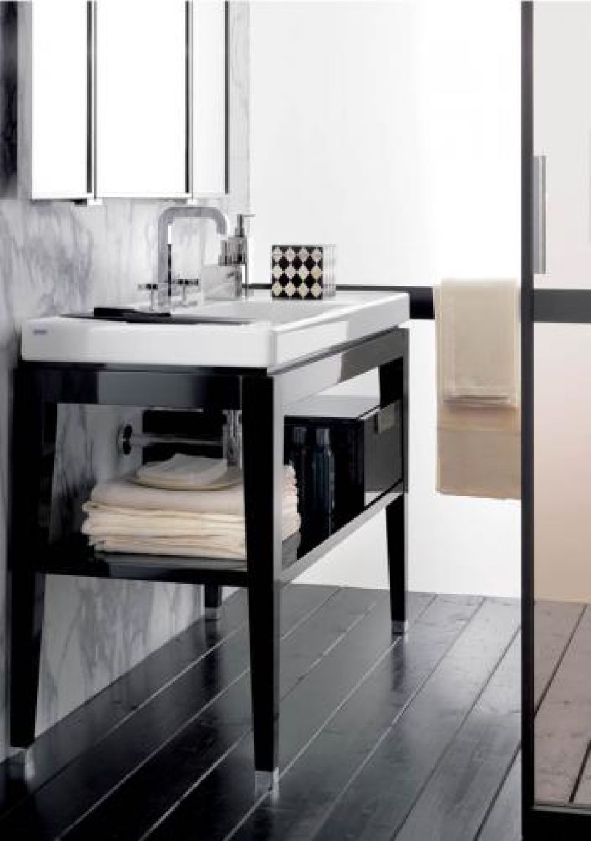 Ostatnio na czasie jest drewno w kolorze czarnym. Lakierowana szafka - 4025 zł. KERAMAG