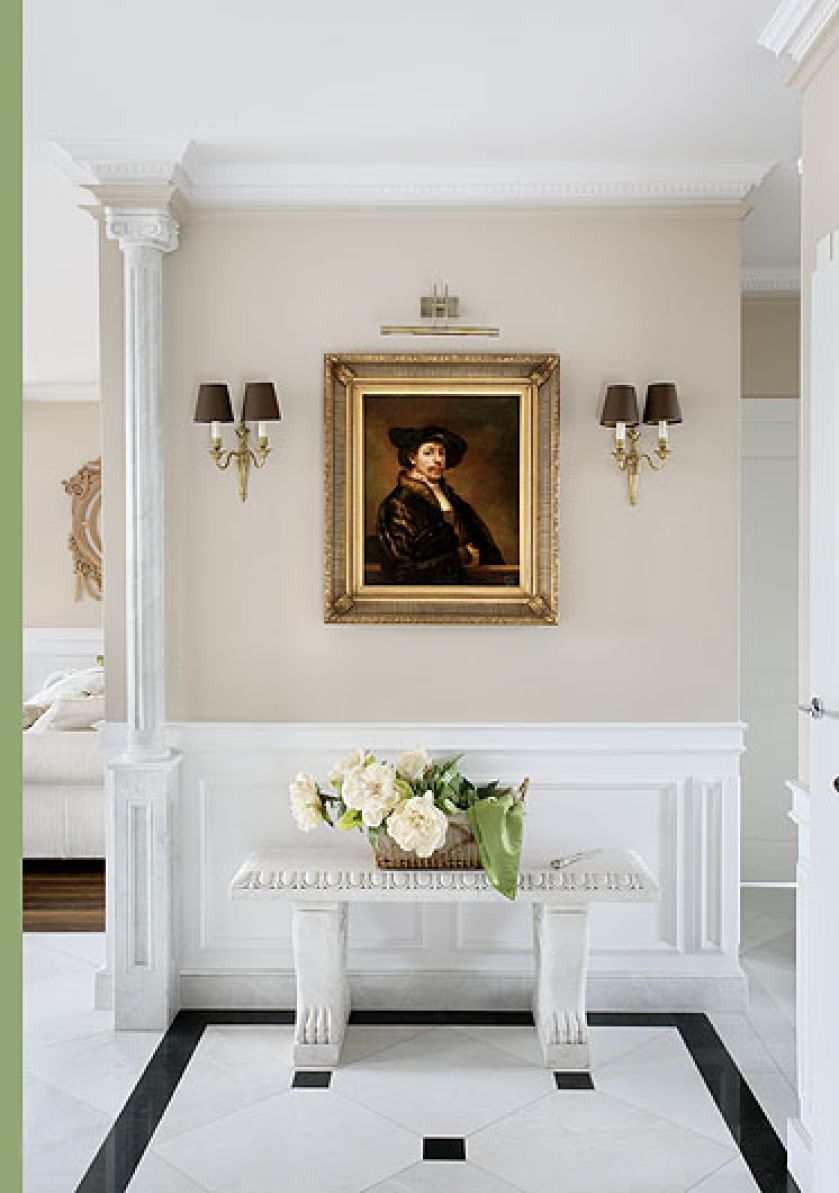 Przy wejściu wita gości nie przodek, ale Rembrandt. Mistrzowi towarzyszą marmurowa ławeczka i kolumna z inicjałem.