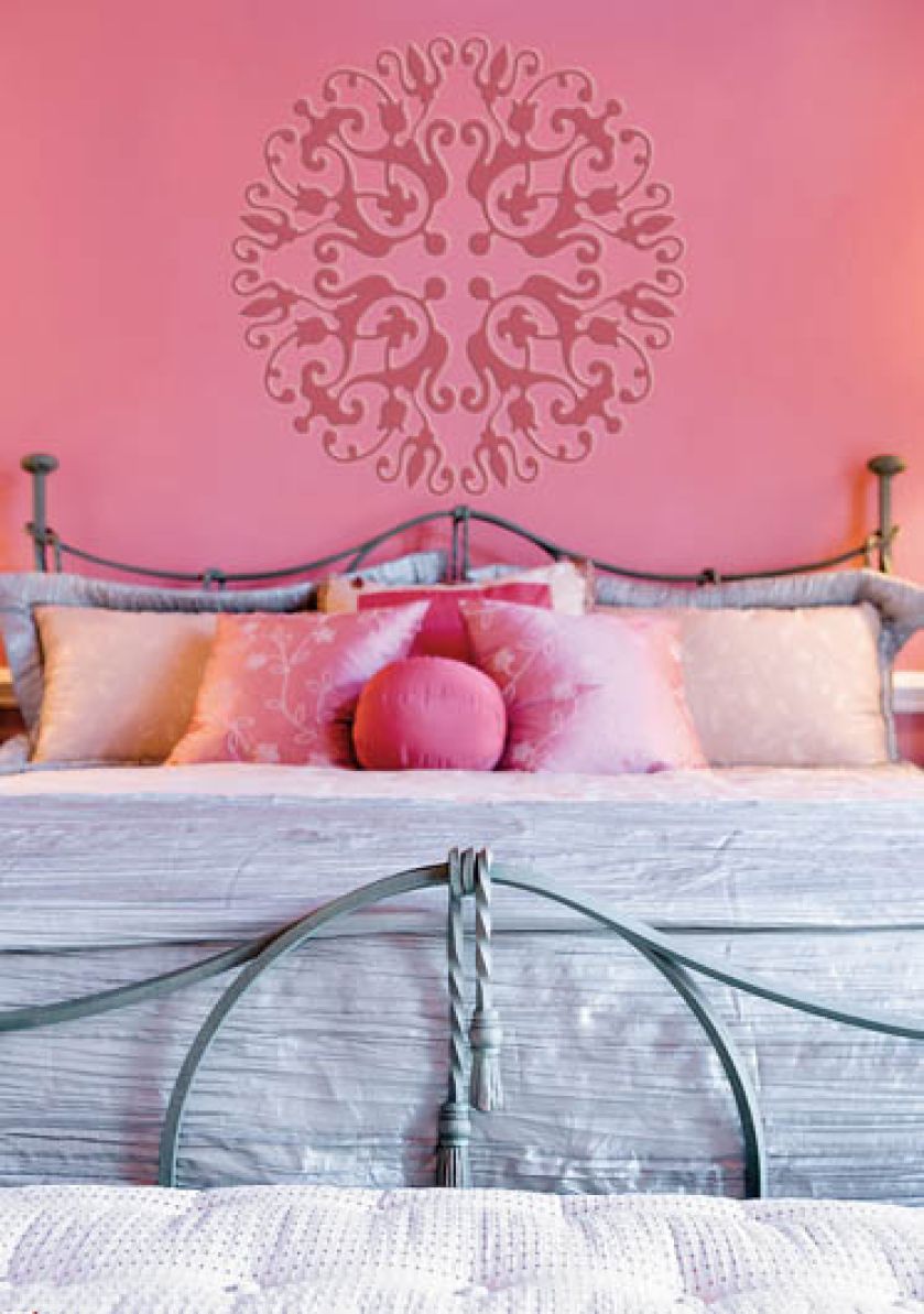 Ściana pomalowana farbą Coral Essence 2007-40. Cena za litr - ok. 49 zł. BENJAMIN MOORE