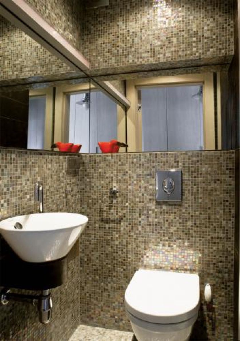 Ściany wyłożono mozaiką. Loft z koronkami