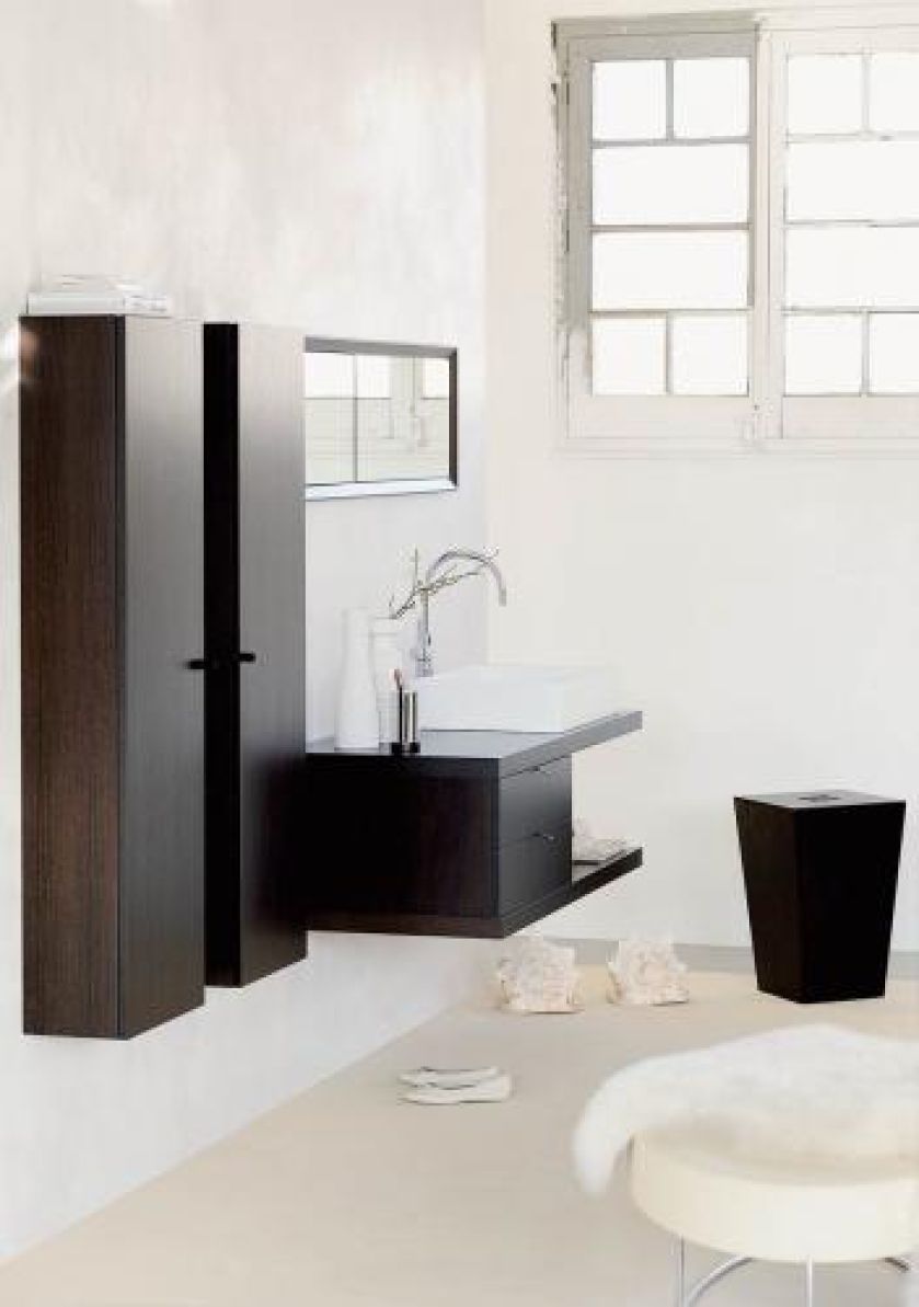 Szafki wiszące Iside w kolorze wenge (40 x 140 x 22 cm) w komplecie z drewnianym koszem na bieliznę.