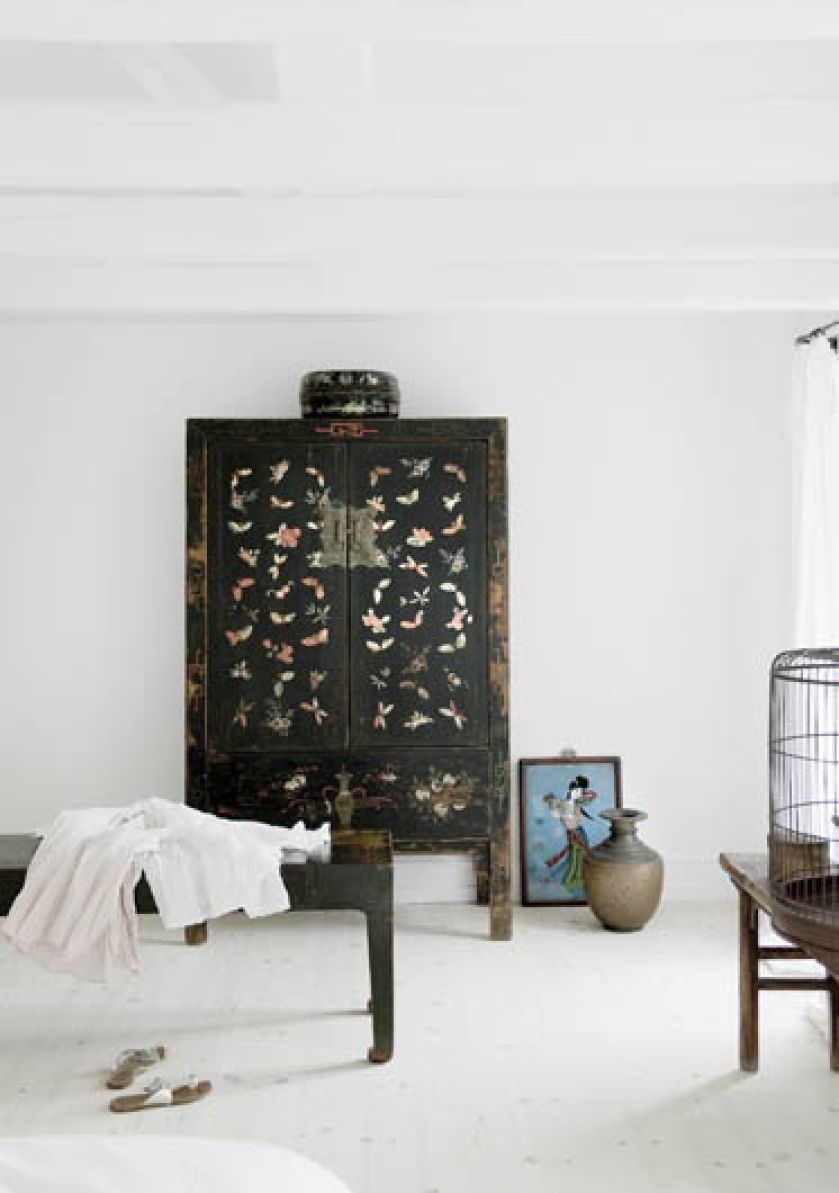 Zdobiona, chińska szafa w sypialni. Kolekcjonerka chińskich skarbów