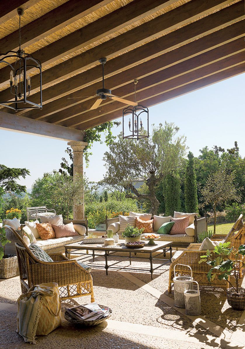 Zadaszony taras pełni funkcję letniej jadalni i salonu.