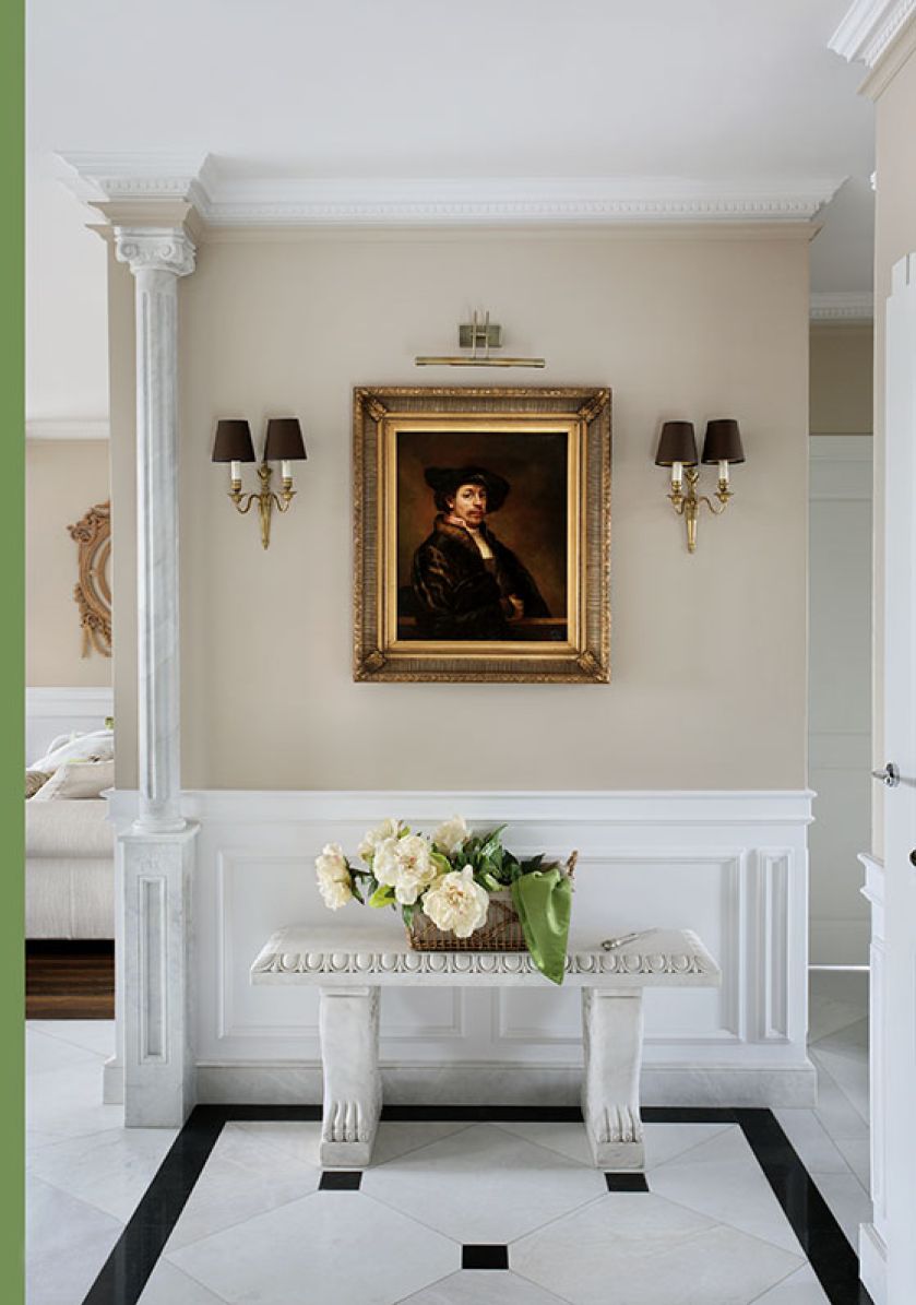 Obraz można specjalnie wyeksponować - podświetleniem lub kwiatami. Na zdjęciu doskonale wpasowane ponad ławą dzieło