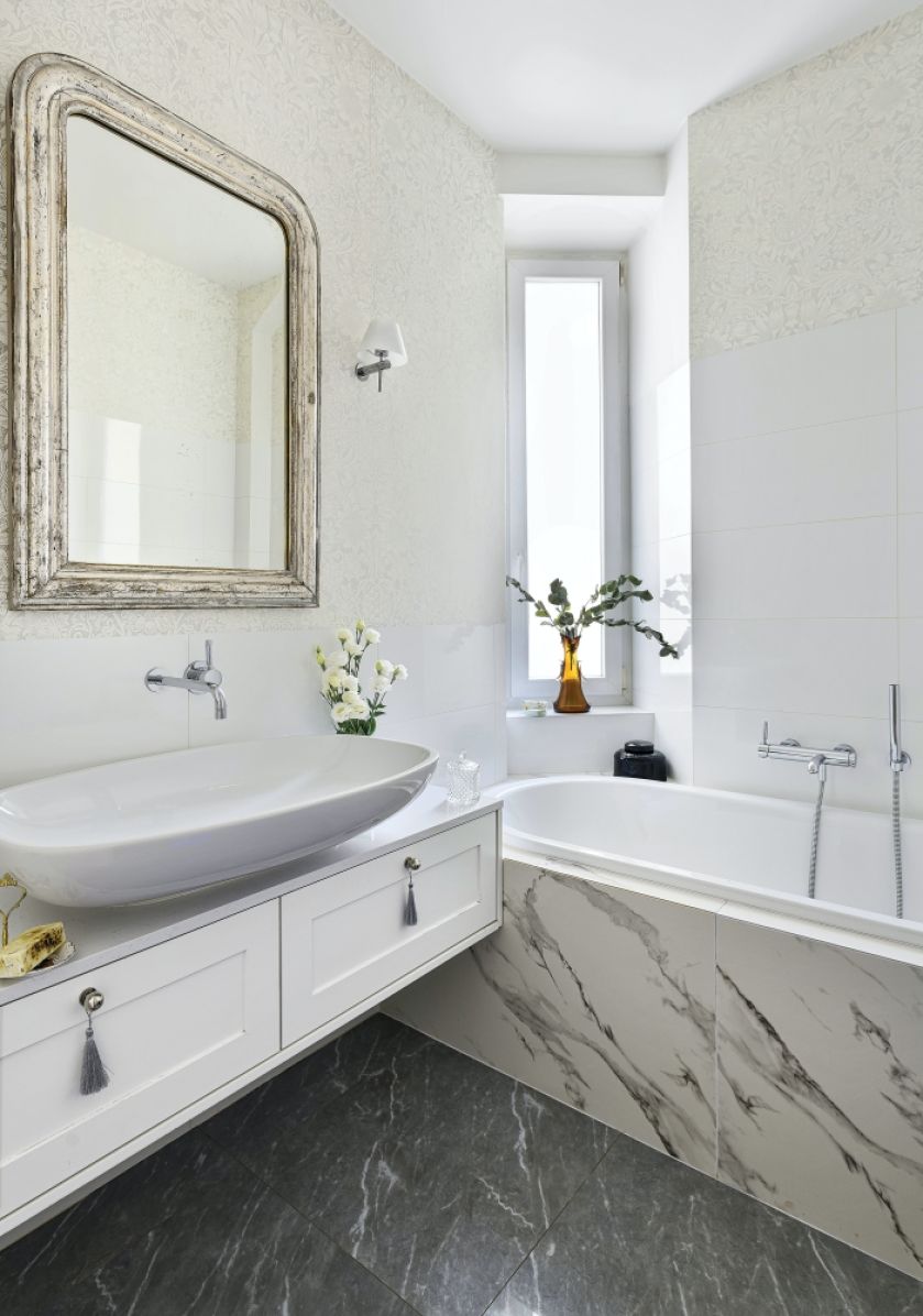 biała łazienka w kamienicy styl eklektyczny