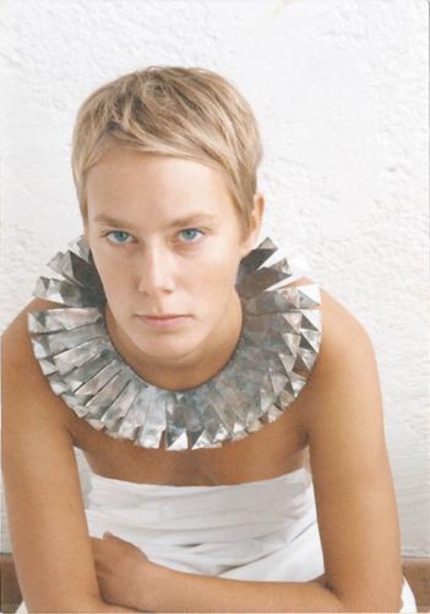 Biżuteria wydaje się drapieżna i ciężkia, ale po założeniu idealnie dopasowują się do ciała.