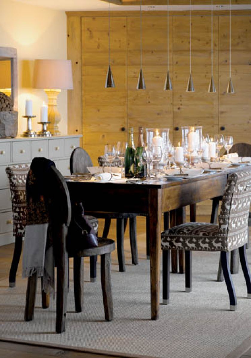 Trochę sosny, kolorowe dodatki, rustykalne meble, gdzieniegdzie wiklinowe drobiazgi i piękne tkaniny.