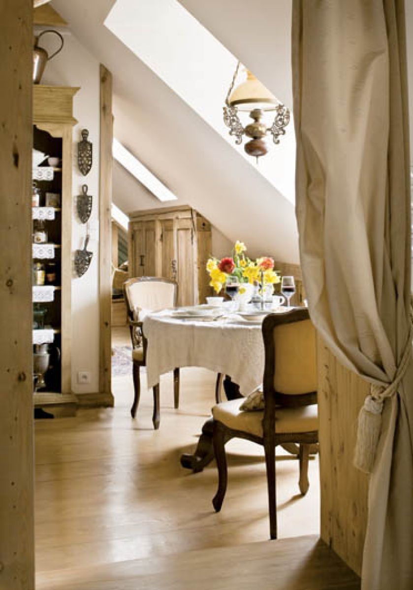 Salon na starym strychu.