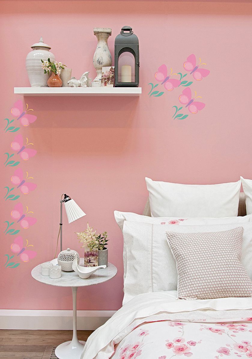 Romantyczna dekoracja ściany w sypialni lub salonie.