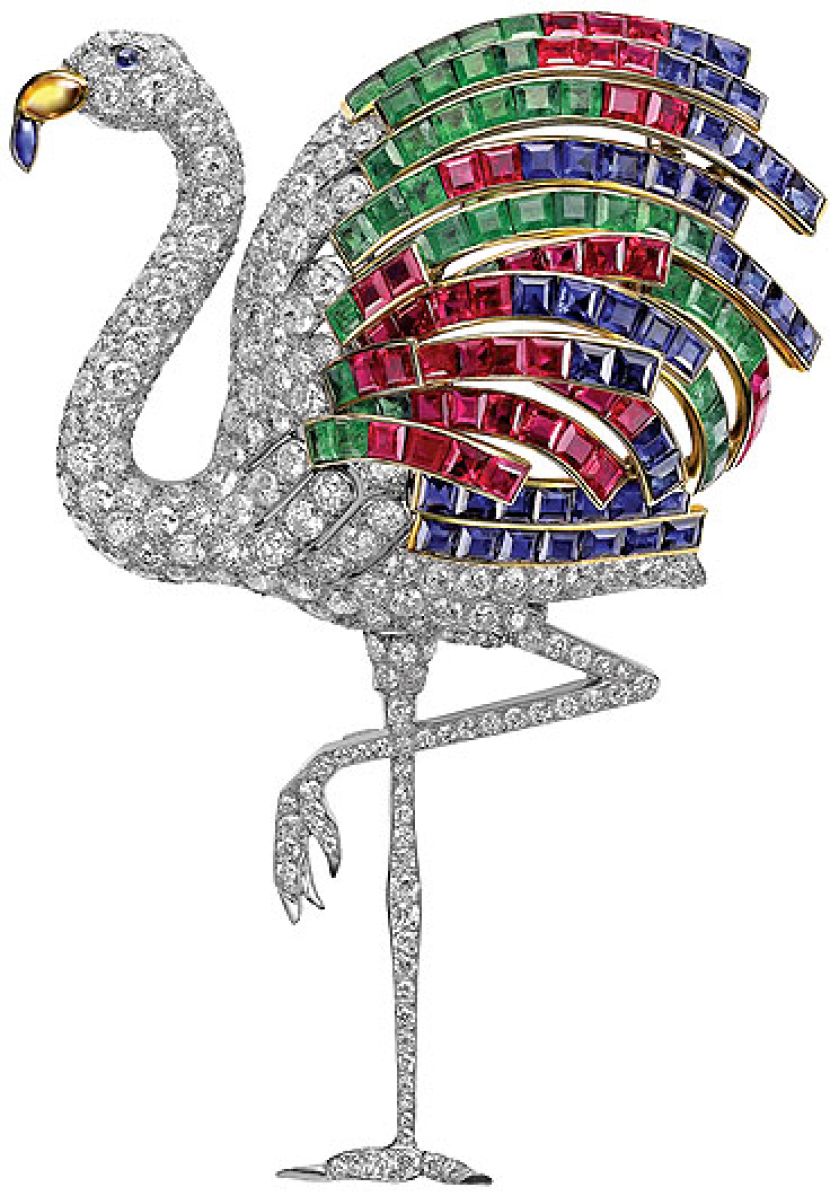 Skrzydła ptaka wysadzane są rubinami, szmaragdami i szafirami. Zrobiona została w 1940 roku dla księżnej Windsoru.