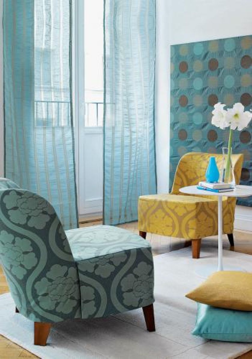 Tkaniny nie tylko na fotelach. Można udekorować nimi ściany. Modern Meets.