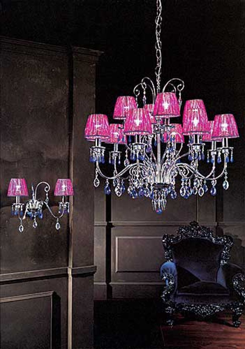 Żyrandol z kryształami Swarovskiego w kolorze abażurów kosztuje 16 990 zł, a kinkiet - 2400 zł. AMBIENTE