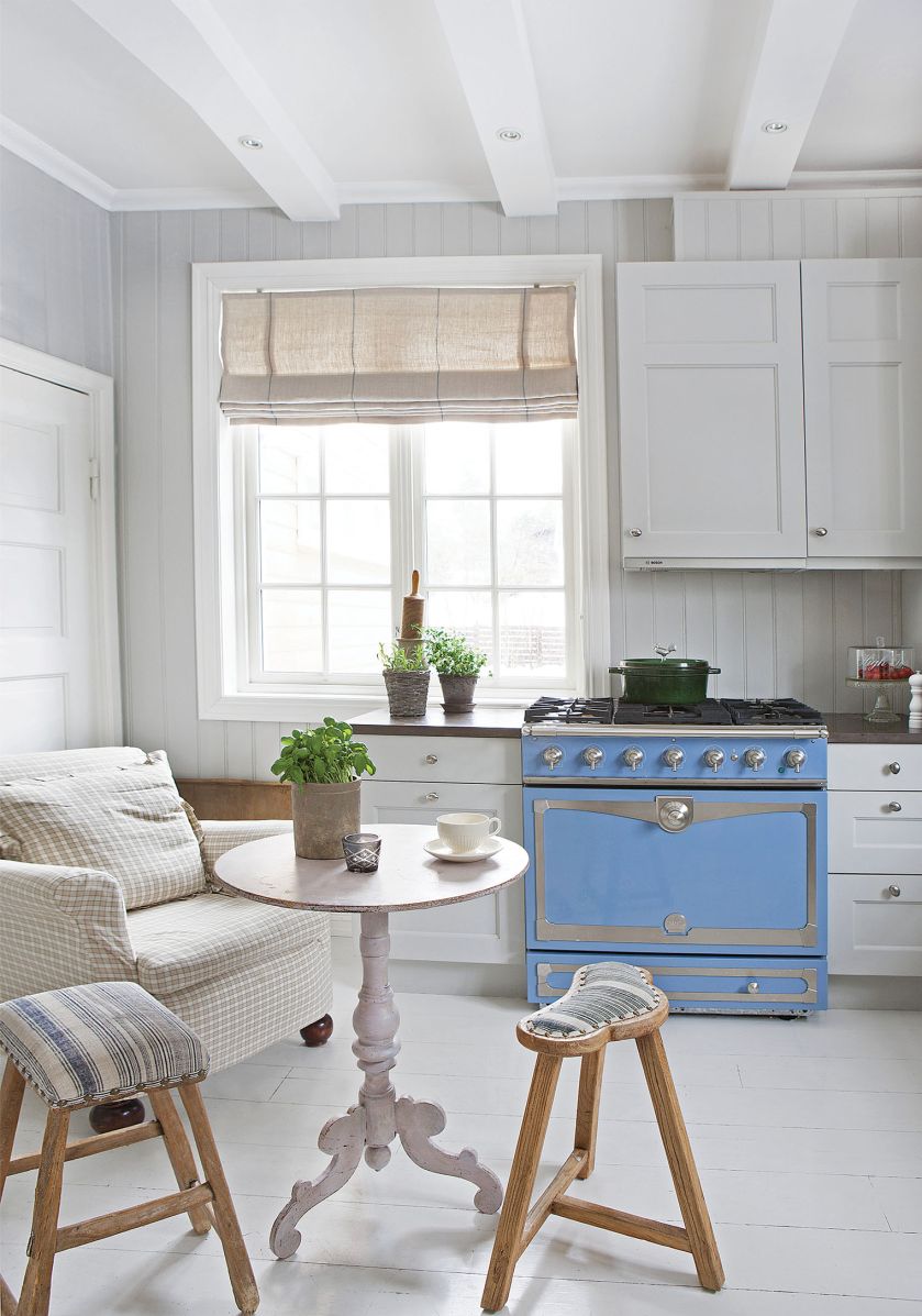 Romantyczny kącik na popołudniową herbatkę. Stary fotel dostał nowy pokrowiec w kratkę, a zydelki pasiaste lniane siedziska.