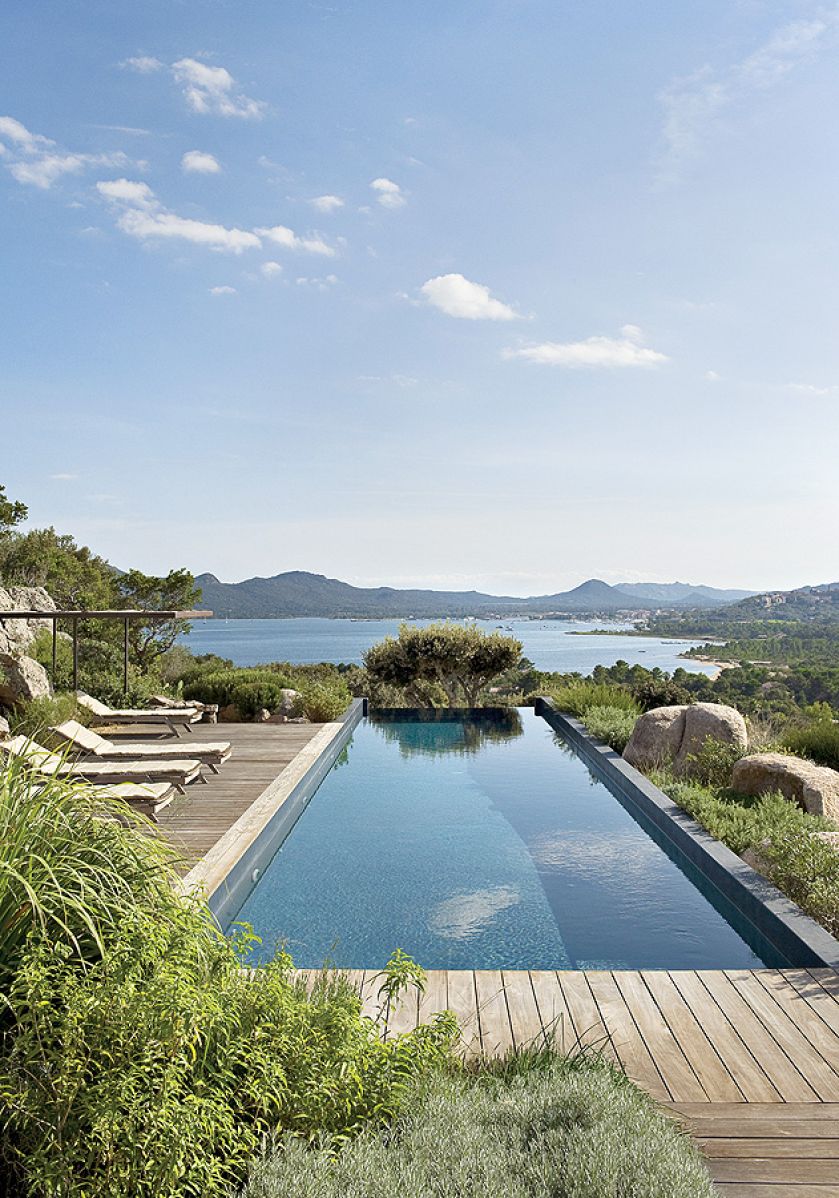 Basen z widokiem na morze zbudowany jest z betoni i żywicy. Leżaki od włoskiej marki Unopiu.